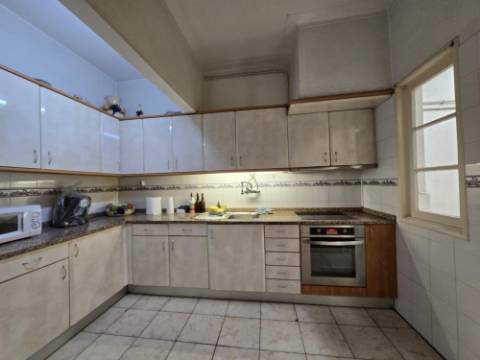 INVESTIMENTO - T5 Entrada Independente | Garagem | Peq. Quintal | Centro Gondomar