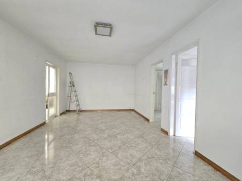 INVESTIMENTO - T5 Entrada Independente | Garagem | Peq. Quintal | Centro Gondomar