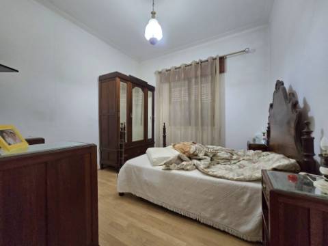 INVESTIMENTO - T5 Entrada Independente | Garagem | Peq. Quintal | Centro Gondomar