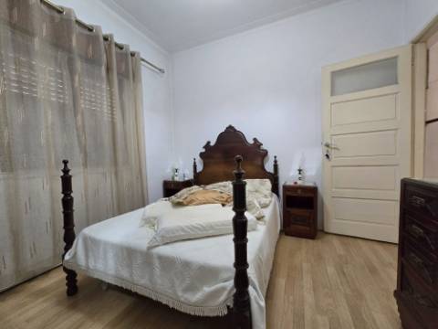 INVESTIMENTO - T5 Entrada Independente | Garagem | Peq. Quintal | Centro Gondomar