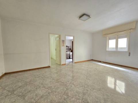 INVESTIMENTO - T5 Entrada Independente | Garagem | Peq. Quintal | Centro Gondomar