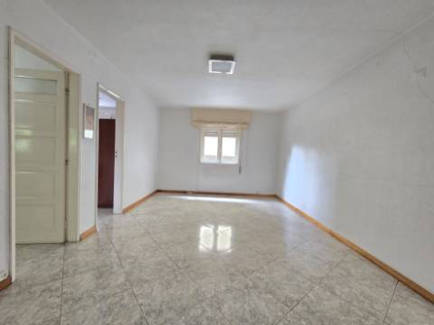 INVESTIMENTO - T5 Entrada Independente | Garagem | Peq. Quintal | Centro Gondomar