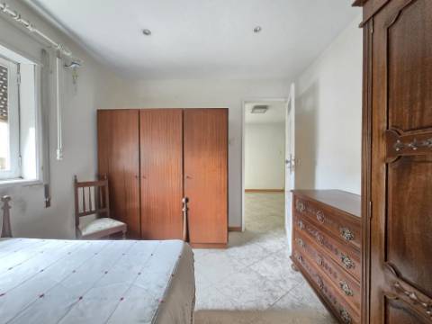 INVESTIMENTO - T5 Entrada Independente | Garagem | Peq. Quintal | Centro Gondomar