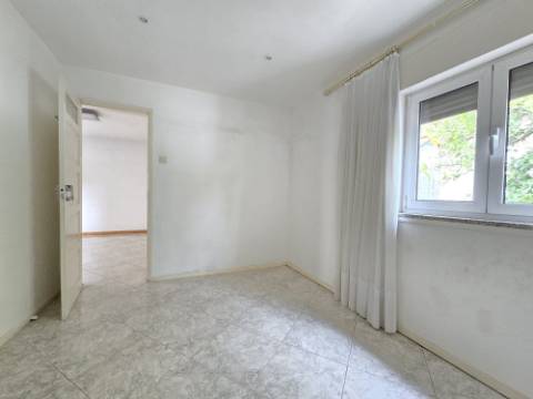 INVESTIMENTO - T5 Entrada Independente | Garagem | Peq. Quintal | Centro Gondomar