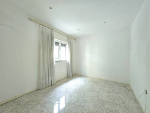 INVESTIMENTO - T5 Entrada Independente | Garagem | Peq. Quintal | Centro Gondomar