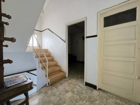 INVESTIMENTO - T5 Entrada Independente | Garagem | Peq. Quintal | Centro Gondomar