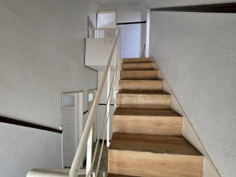 INVESTIMENTO - T5 Entrada Independente | Garagem | Peq. Quintal | Centro Gondomar