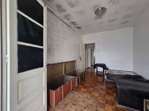 INVESTIMENTO - T5 Entrada Independente | Garagem | Peq. Quintal | Centro Gondomar