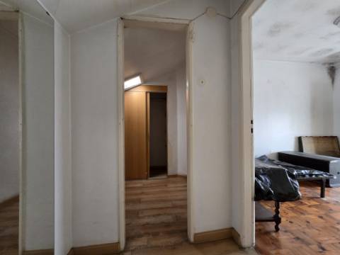 INVESTIMENTO - T5 Entrada Independente | Garagem | Peq. Quintal | Centro Gondomar