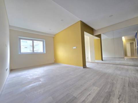 Apartamento T2 Remodelado | Lg Garagem | Localização Privilegiada