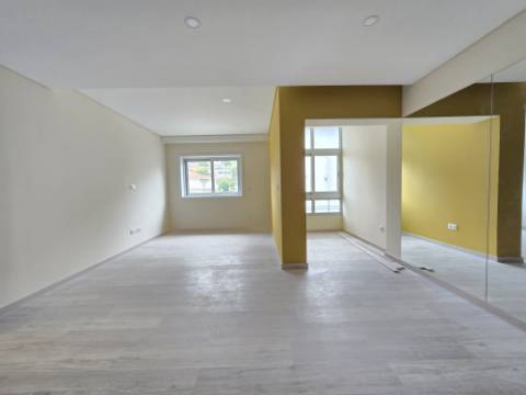 Apartamento T2 Remodelado | Lg Garagem | Localização Privilegiada