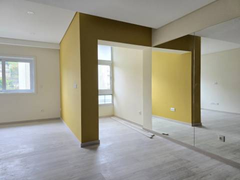 Apartamento T2 Remodelado | Lg Garagem | Localização Privilegiada