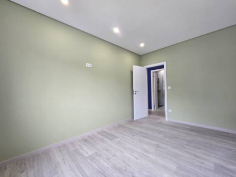 Apartamento T2 Remodelado | Lg Garagem | Localização Privilegiada