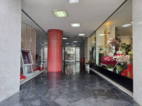 INVESTIMENTO | 8 Lojas Arrendadas | Centro de Gondomar (Souto)