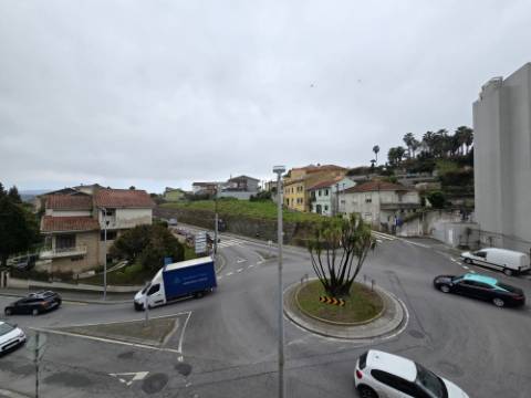 Apartamento T2 Remodelado | Lg Garagem | Localização Privilegiada