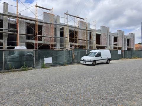 MORADIA 2 FRENTES EM CONSTRUÇÃO (3 SUITES)