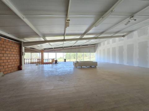 ARMAZÉM EM PARQUE EMPRESARIAL (625M2)