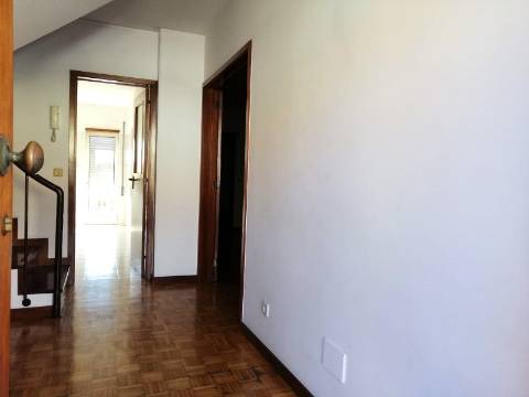 Moradia T4 de 3 Frentes | Ao IC29/A43 | 4 min Freixo Porto