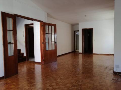 Moradia T4 de 3 Frentes | Ao IC29/A43 | 4 min Freixo Porto