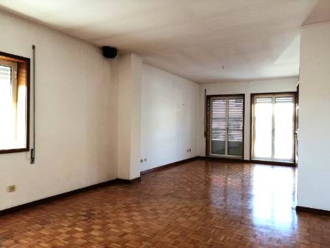 Moradia T4 de 3 Frentes | Ao IC29/A43 | 4 min Freixo Porto