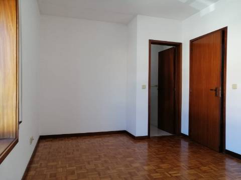 Moradia T4 de 3 Frentes | Ao IC29/A43 | 4 min Freixo Porto