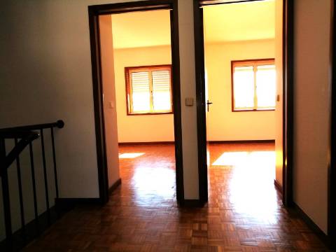 Moradia T4 de 3 Frentes | Ao IC29/A43 | 4 min Freixo Porto