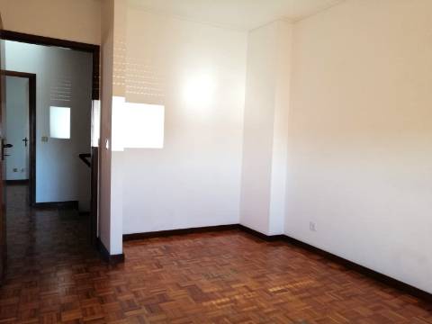 Moradia T4 de 3 Frentes | Ao IC29/A43 | 4 min Freixo Porto