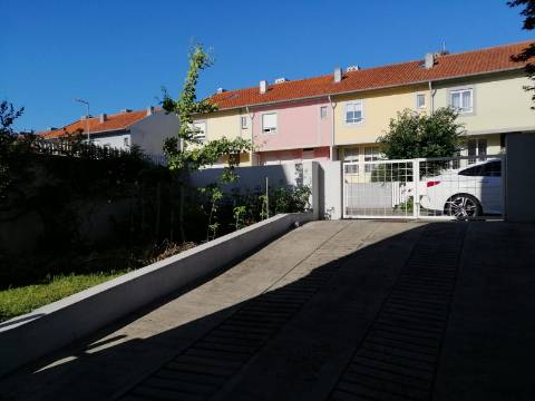Moradia T4 de 3 Frentes | Ao IC29/A43 | 4 min Freixo Porto