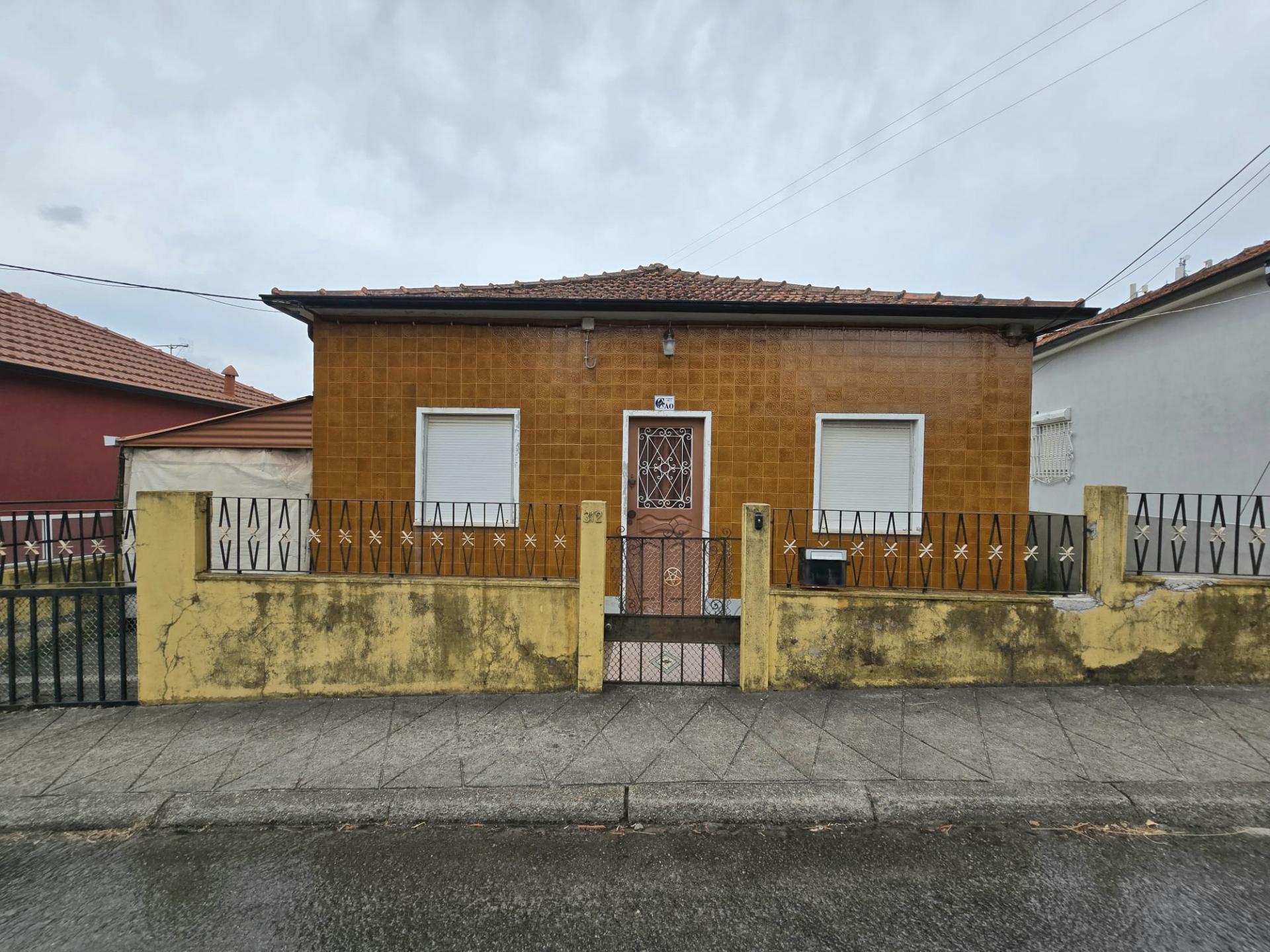 INVESTIMENTO - CASA T3 TÉRREA + CASA T1 COM TERRENO - SÃO COSME