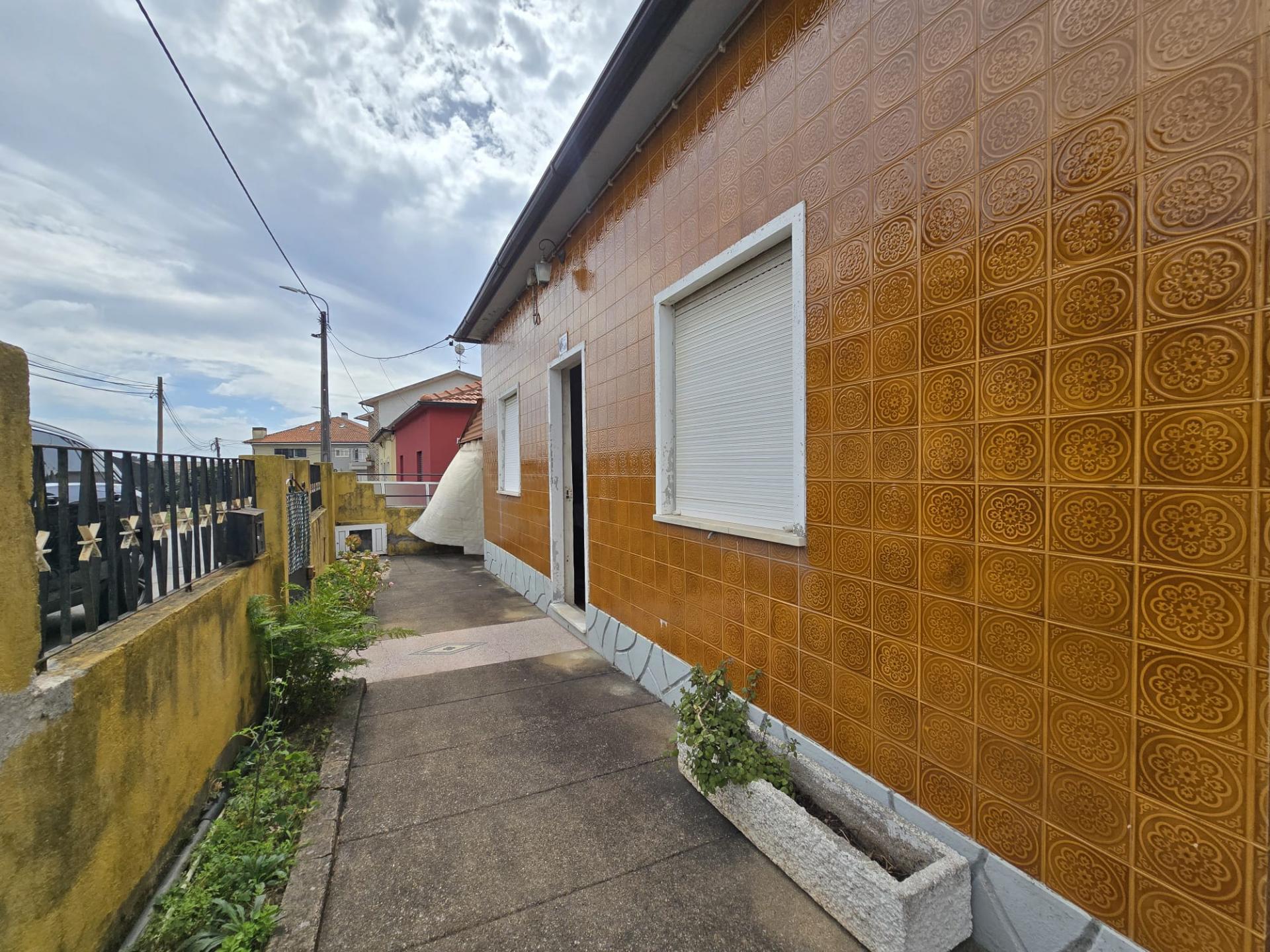 INVESTIMENTO - CASA T3 TÉRREA + CASA T1 COM TERRENO - SÃO COSME