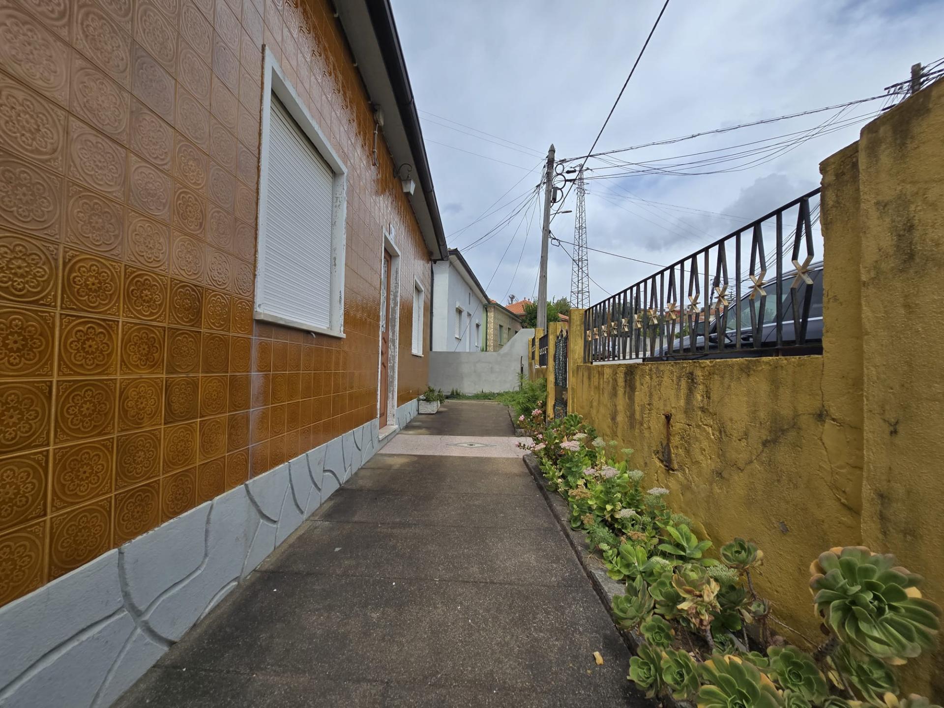INVESTIMENTO - CASA T3 TÉRREA + CASA T1 COM TERRENO - SÃO COSME
