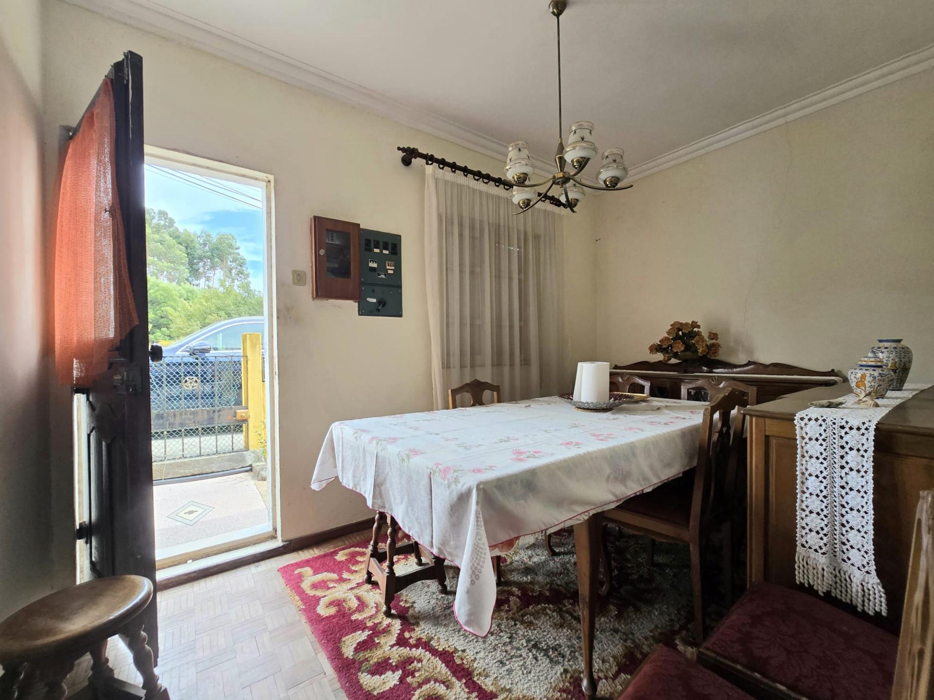 INVESTIMENTO - CASA T3 TÉRREA + CASA T1 COM TERRENO - SÃO COSME