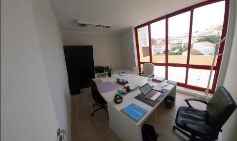 Escritório - Rua 25 Abril São Cosme