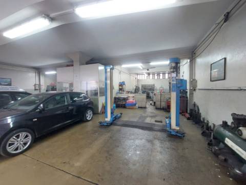 Armazém / Garagem em Costa Cabral (510m2)