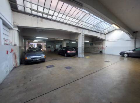 Armazém / Garagem em Costa Cabral (510m2)