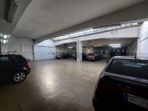 Armazém / Garagem em Costa Cabral (510m2)