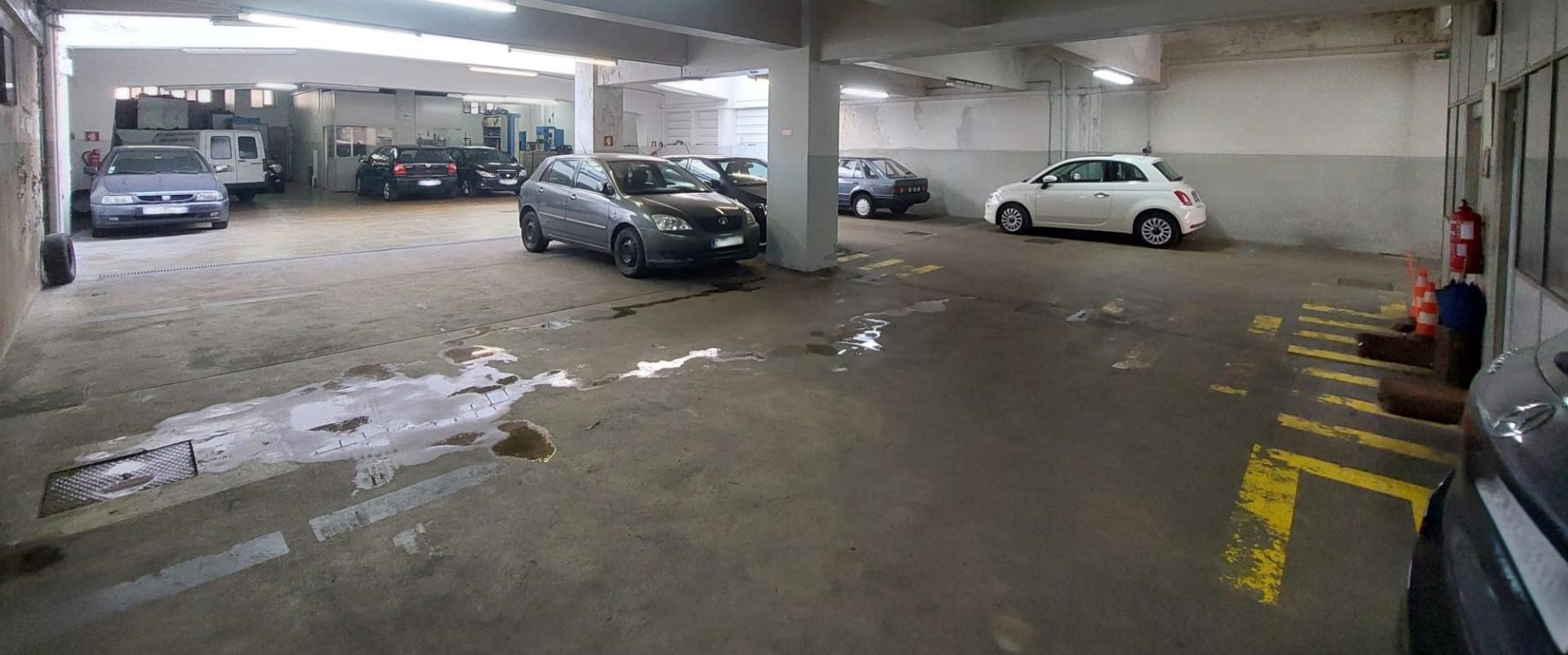 Armazém / Garagem em Costa Cabral (510m2)