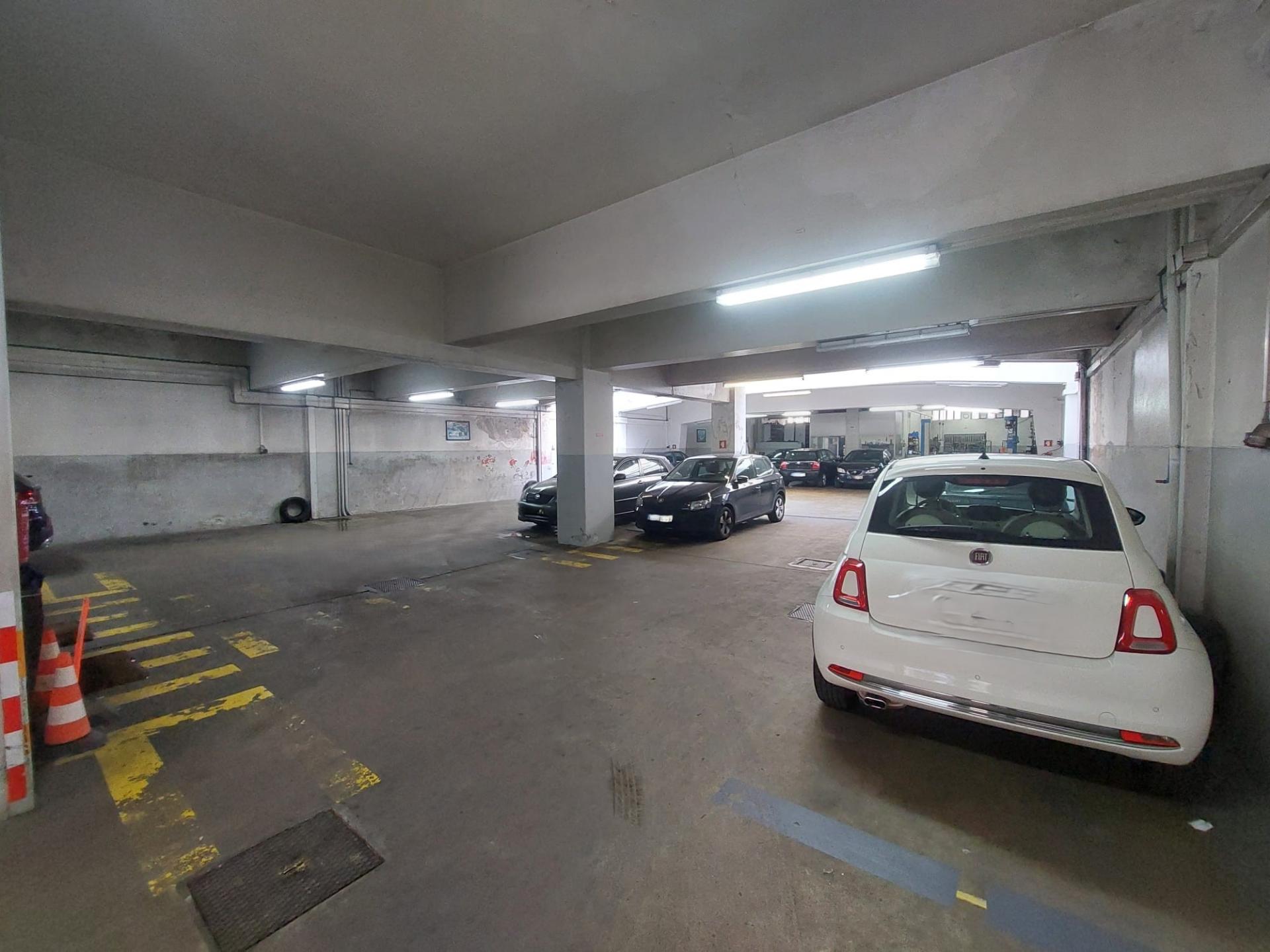 Armazém / Garagem em Costa Cabral (510m2)