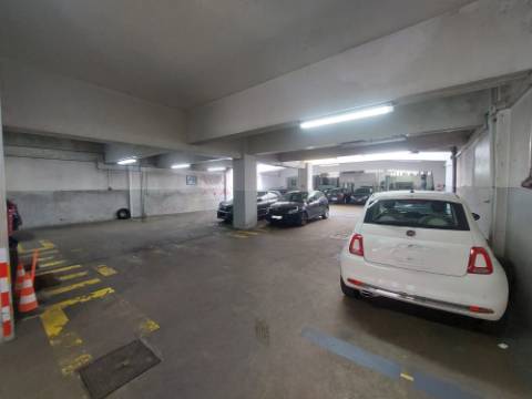 Armazém / Garagem em Costa Cabral (510m2)