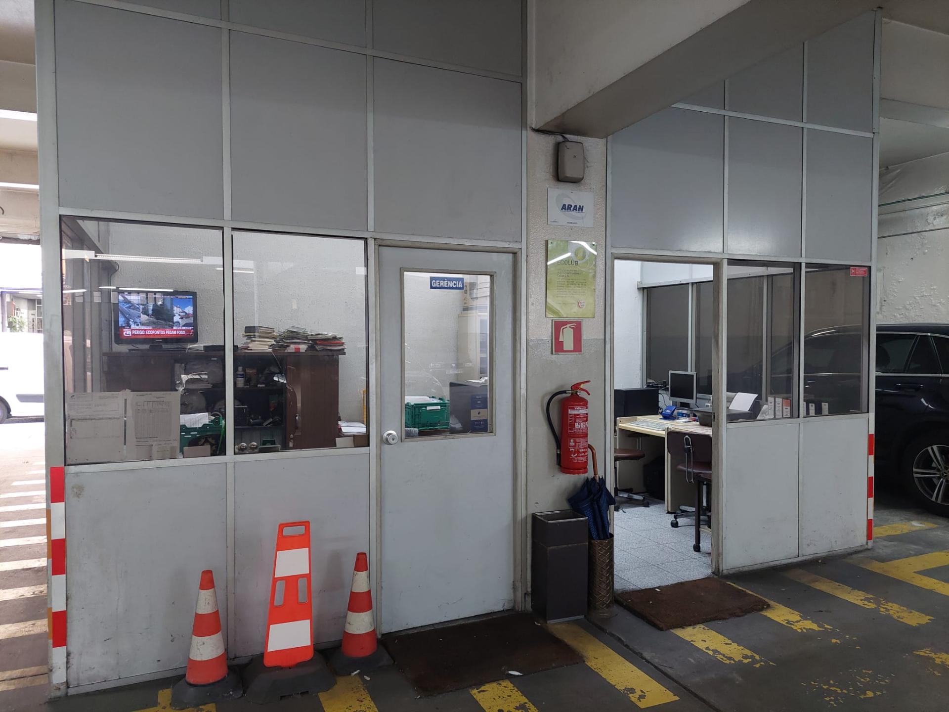 Armazém / Garagem em Costa Cabral (510m2)