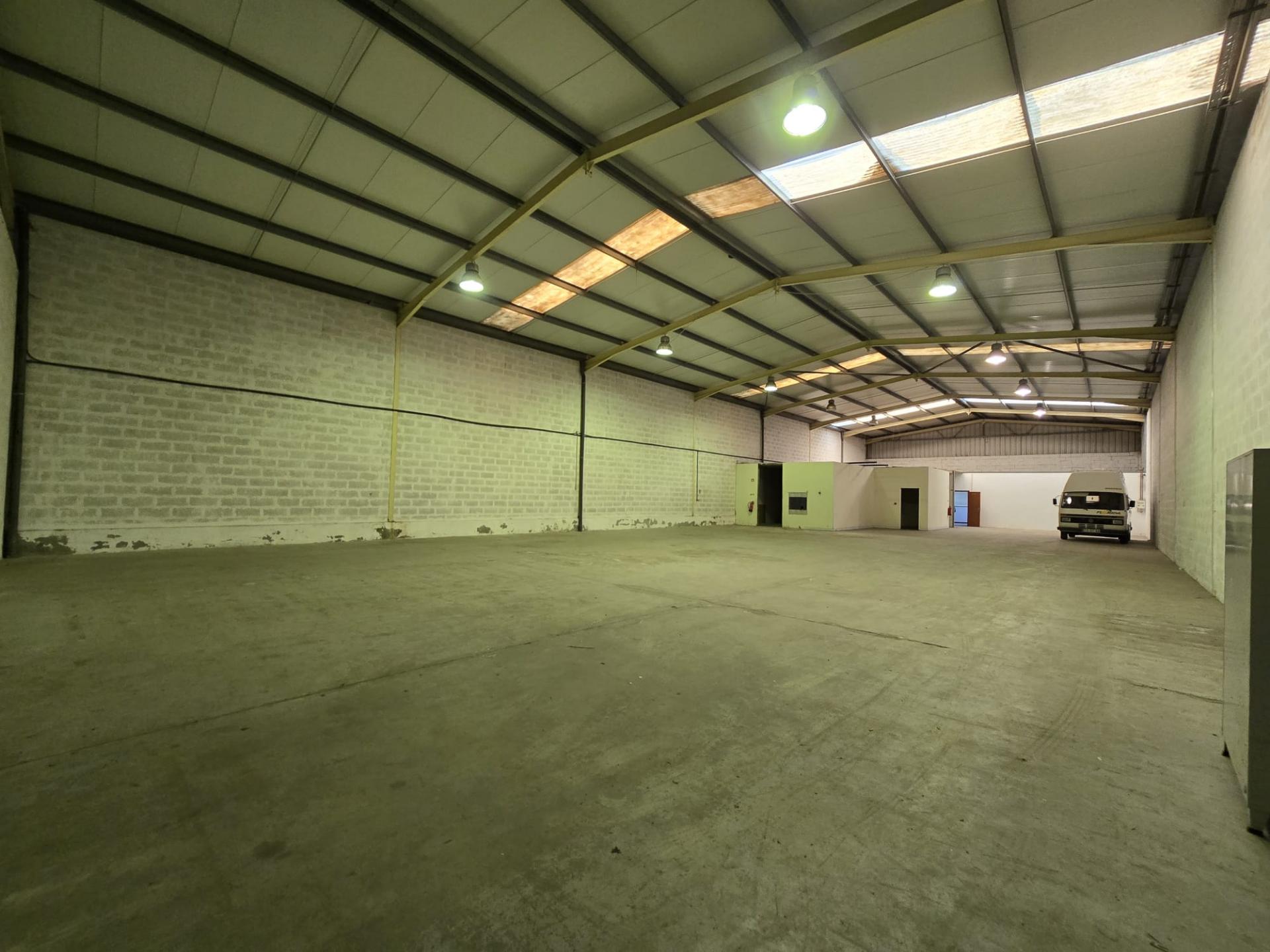 Armazém 630 m2 - SÃO PEDRO DA COVA