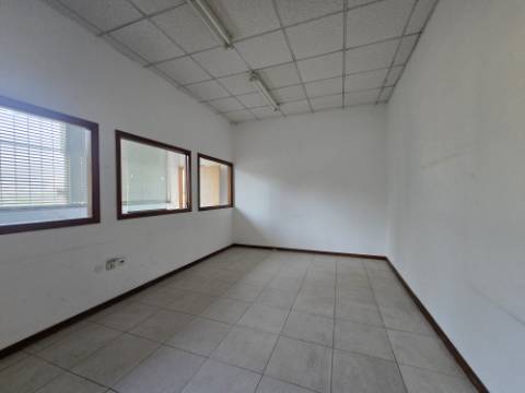 Armazém 630 m2 - SÃO PEDRO DA COVA