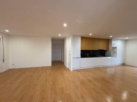 T3 Totalmente Renovado (Novo) - Área Exterior 220m2 - Valbom