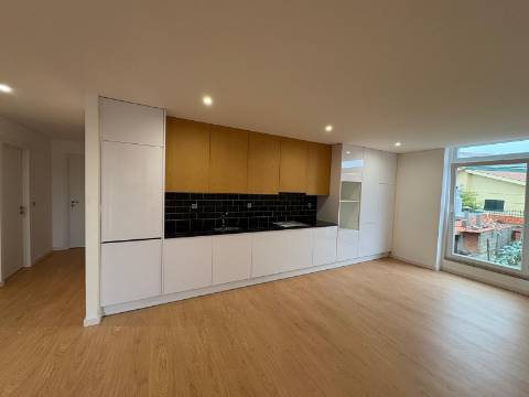 T3 Totalmente Renovado (Novo) - Área Exterior 220m2 - Valbom