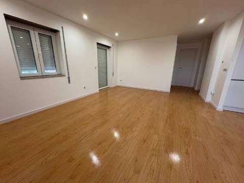 T3 Totalmente Renovado (Novo) - Área Exterior 220m2 - Valbom