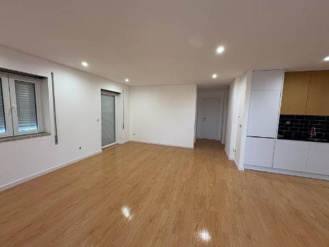 T3 Totalmente Renovado (Novo) - Área Exterior 220m2 - Valbom