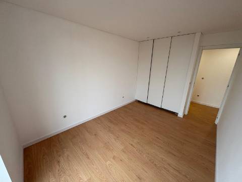 T3 Totalmente Renovado (Novo) - Área Exterior 220m2 - Valbom