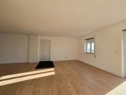 T3 Totalmente Renovado - Área Exterior 220m2 - Valbom