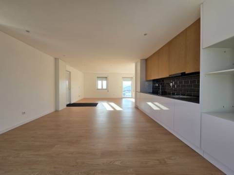 T3 Totalmente Renovado - Área Exterior 220m2 - Valbom