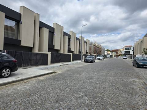 MORADIA 2 FRENTES EM CONSTRUÇÃO (3 SUITES)